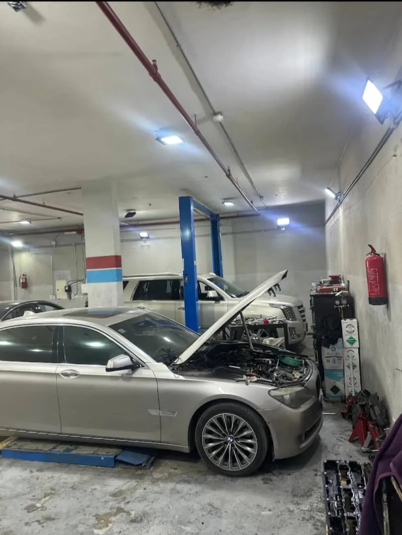 سيارة BMW أثناء الصيانة داخل الورشة